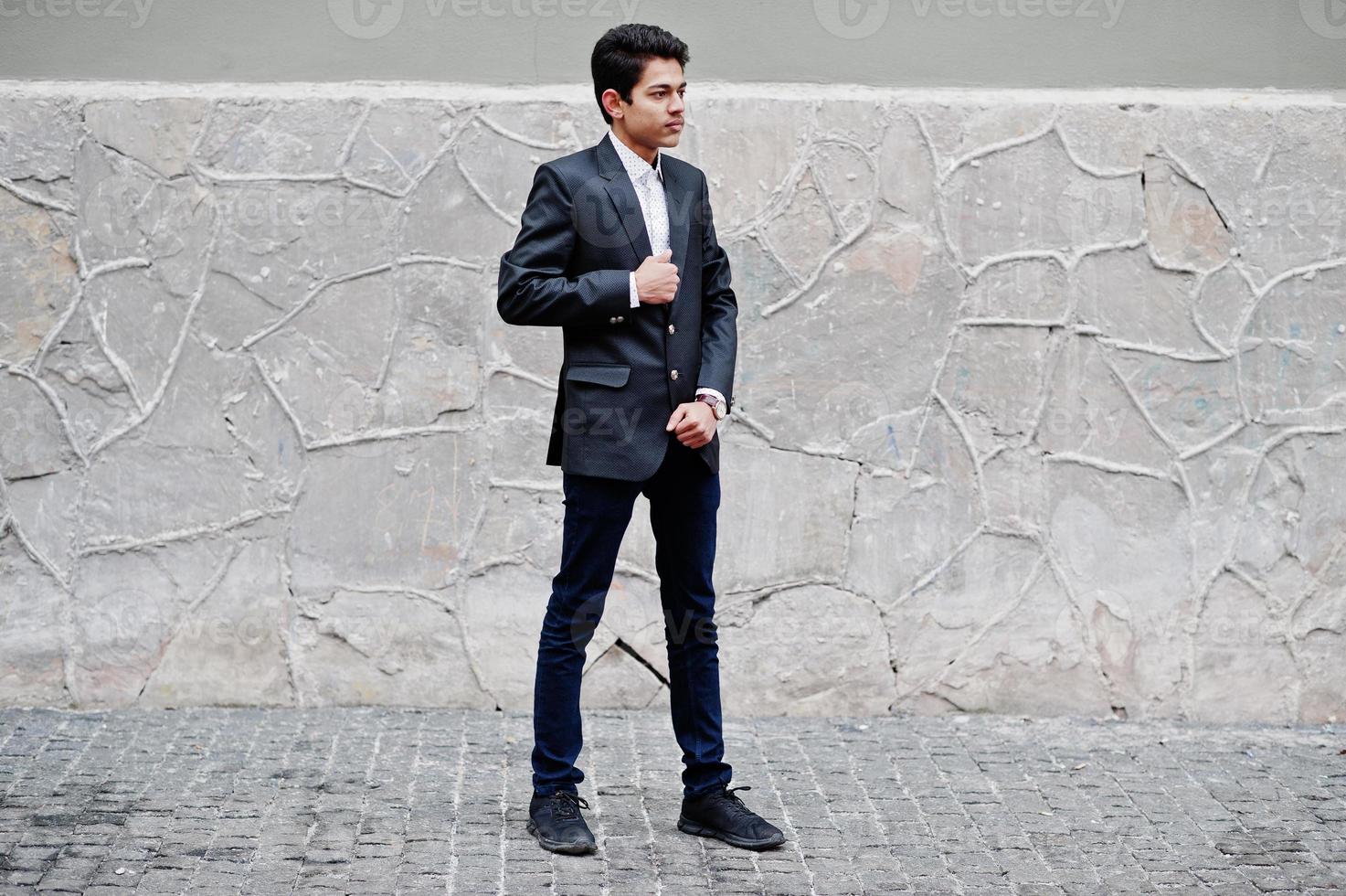 joven indio en traje planteado al aire libre. foto