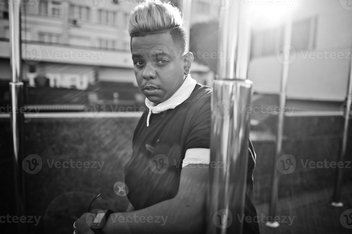 elegante niño musulmán árabe con cabello originalmente posado en las calles. foto