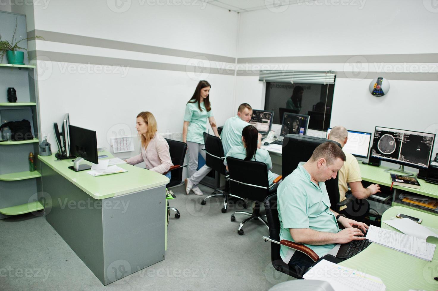 tema médico.sala de observación con un tomógrafo computarizado. el grupo de médicos reunidos en la oficina de resonancia magnética en el centro de diagnóstico del hospital. foto