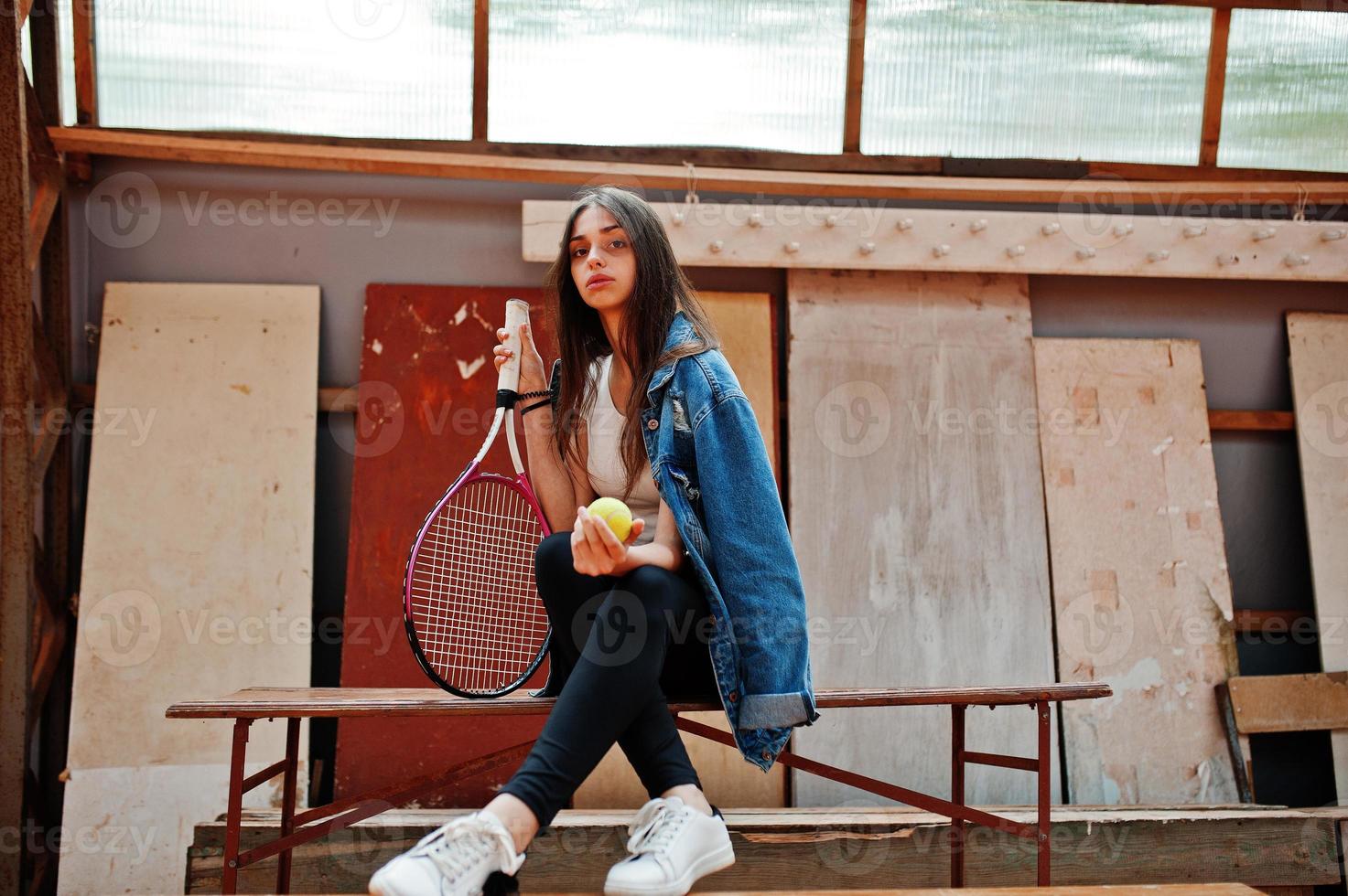 joven jugadora deportiva con raqueta de tenis en la cancha de tenis. foto