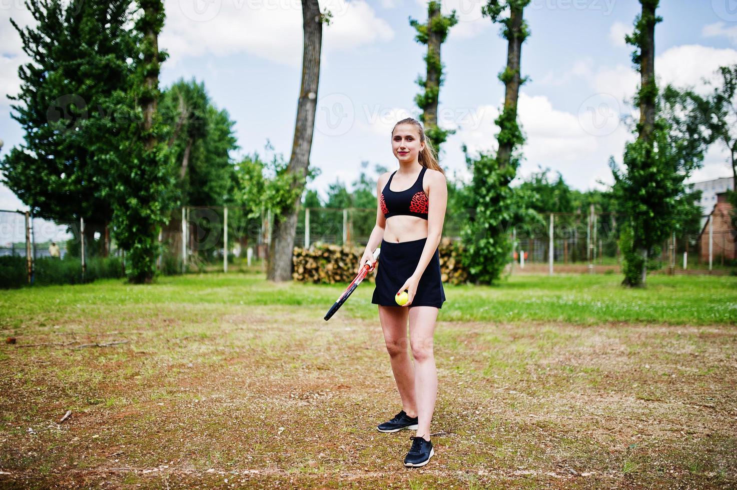 bella deportista mujer tenista con raqueta en traje de ropa deportiva. foto