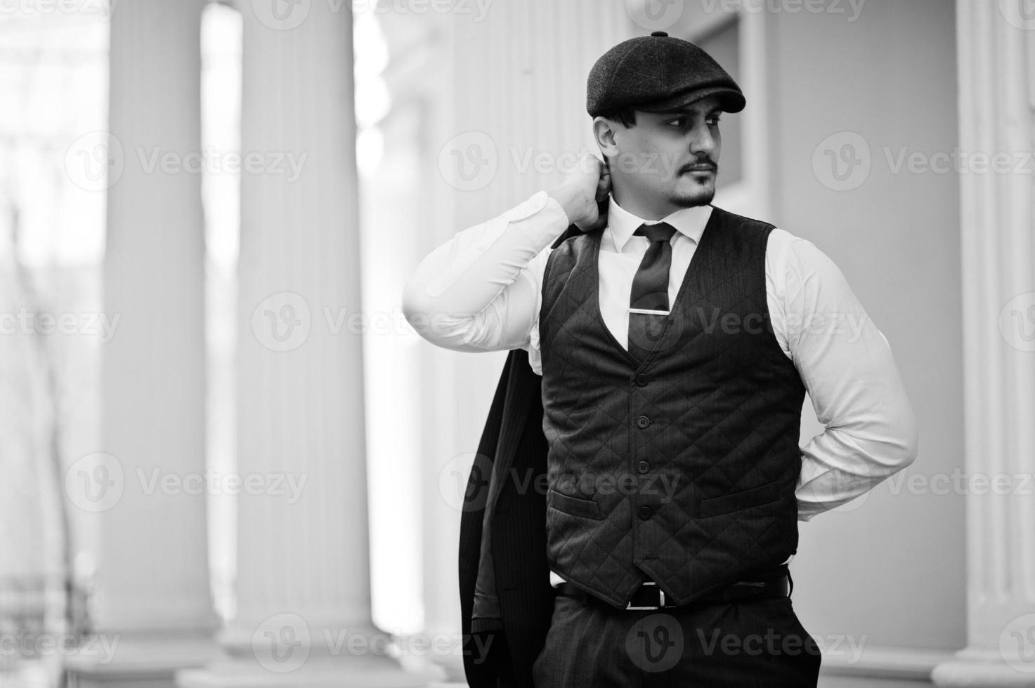 retrato de hombre de negocios árabe retro los años 20 con traje oscuro, corbata y gorra plana. 10490598 Foto stock en Vecteezy