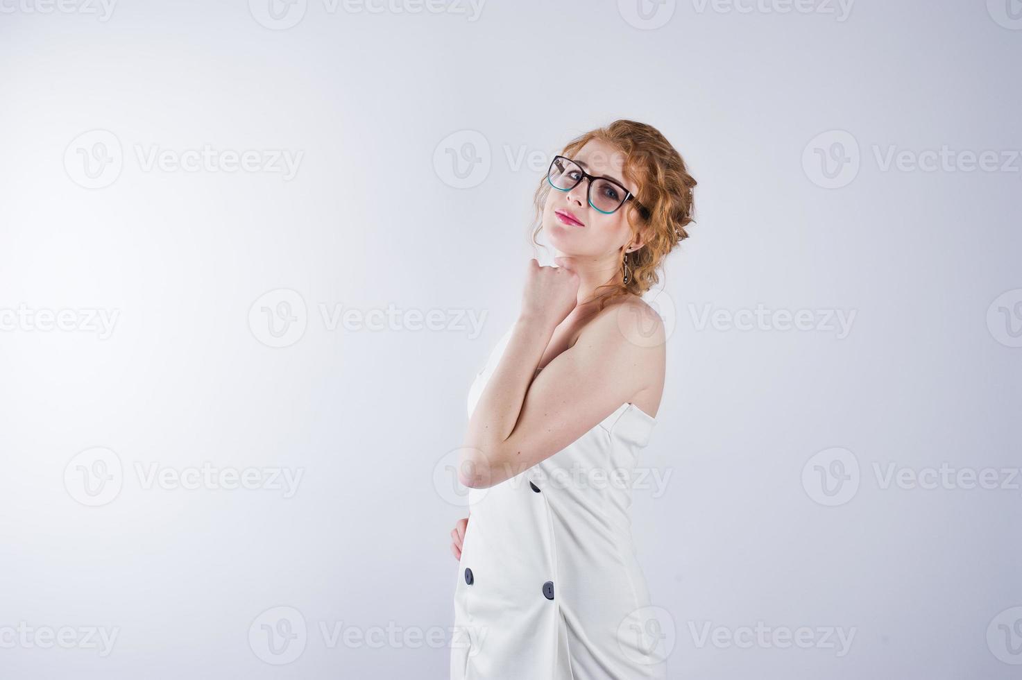 chica de pelo rizado en gafas aislado sobre fondo blanco de estudio. foto