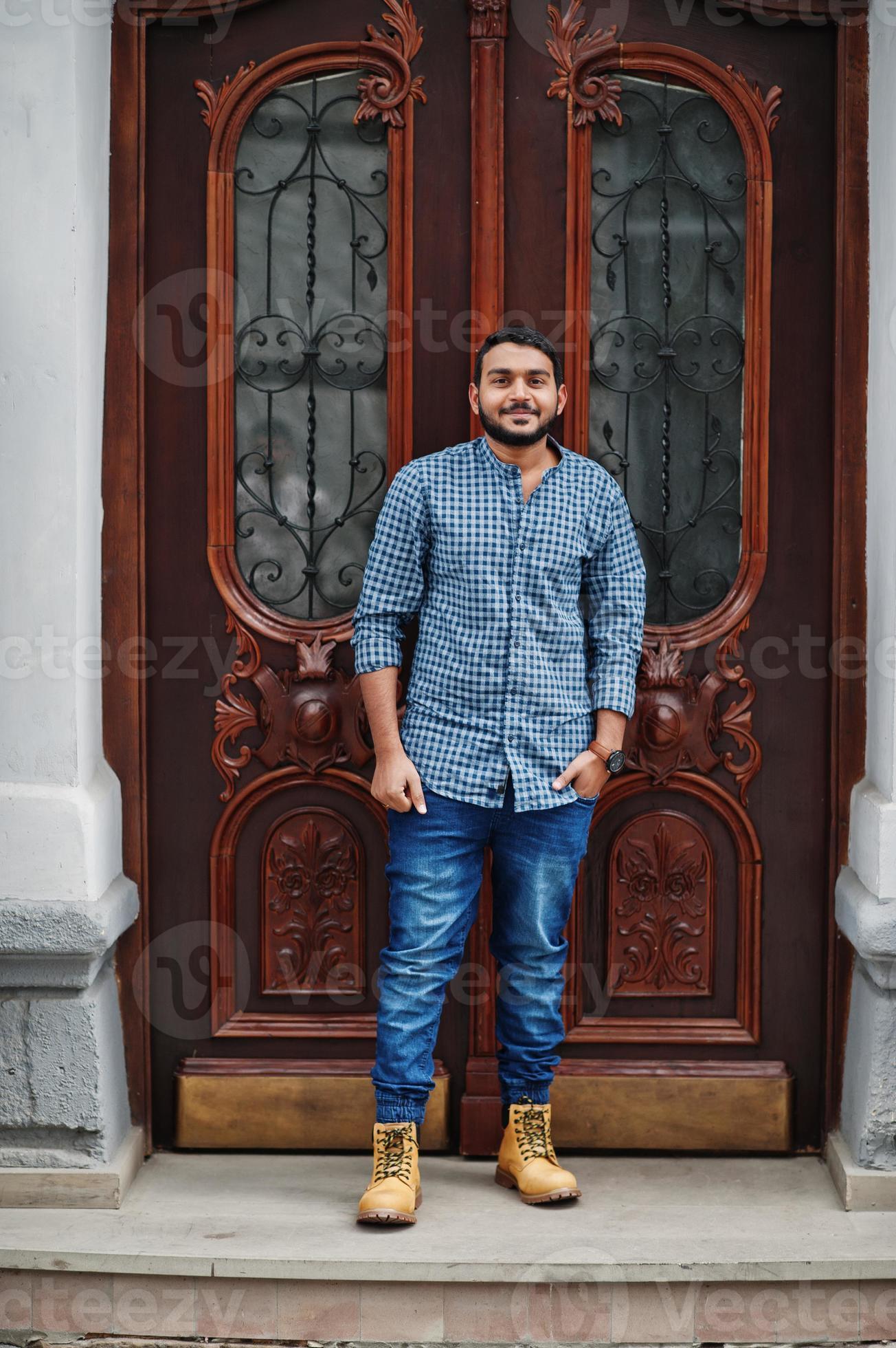 hombre modelo de barba india con estilo en ropa casual posó al aire libre  en la calle de la india. 10491012 Foto de stock en Vecteezy