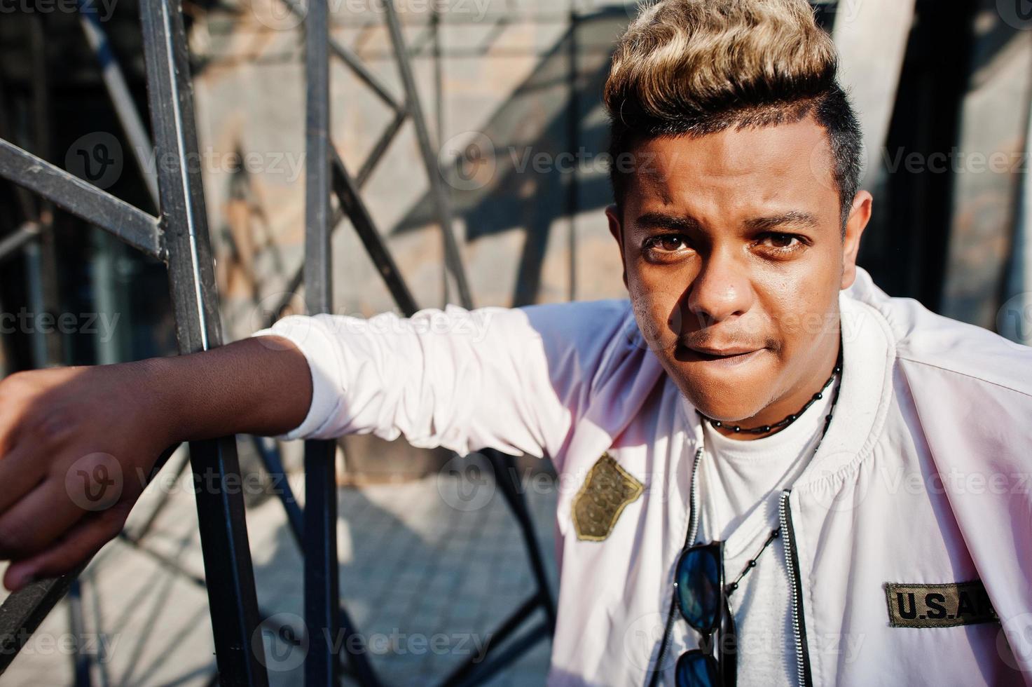 hombre árabe con estilo hipster posó al aire libre en la calle. cantante de rap estilo. foto