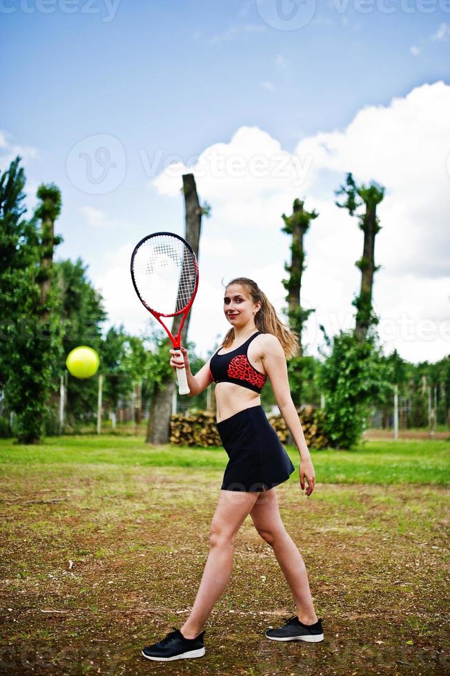 bella deportista mujer tenista con raqueta en traje de ropa deportiva.  10491146 Foto de stock en Vecteezy