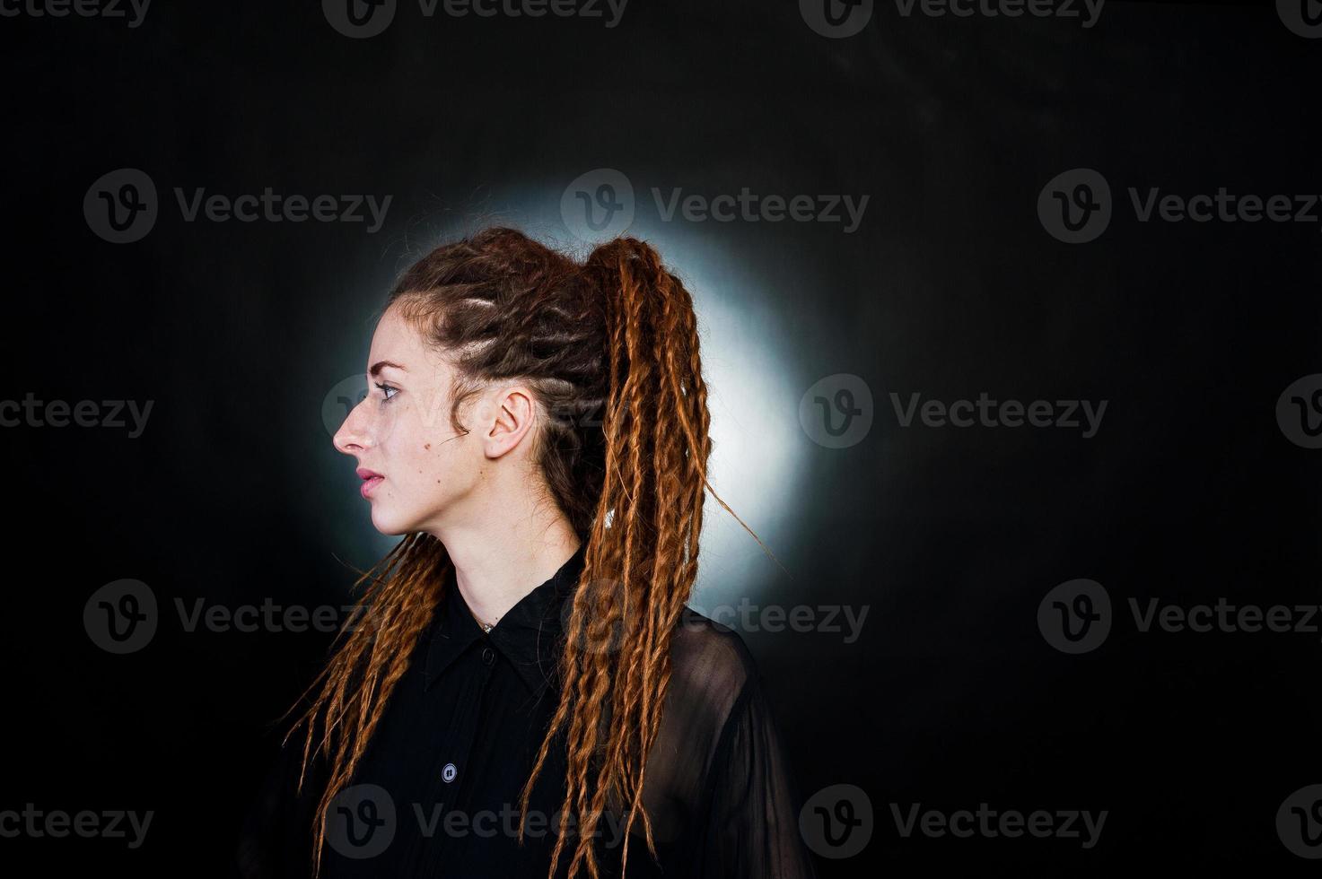 sesión de estudio de chica en negro con rastas en fondo negro con nimbus. foto