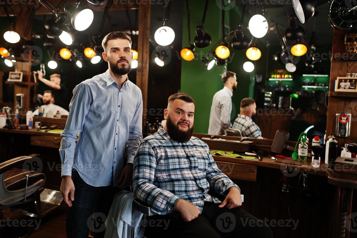 apuesto hombre barbudo en la barbería, peluquero en el trabajo. foto