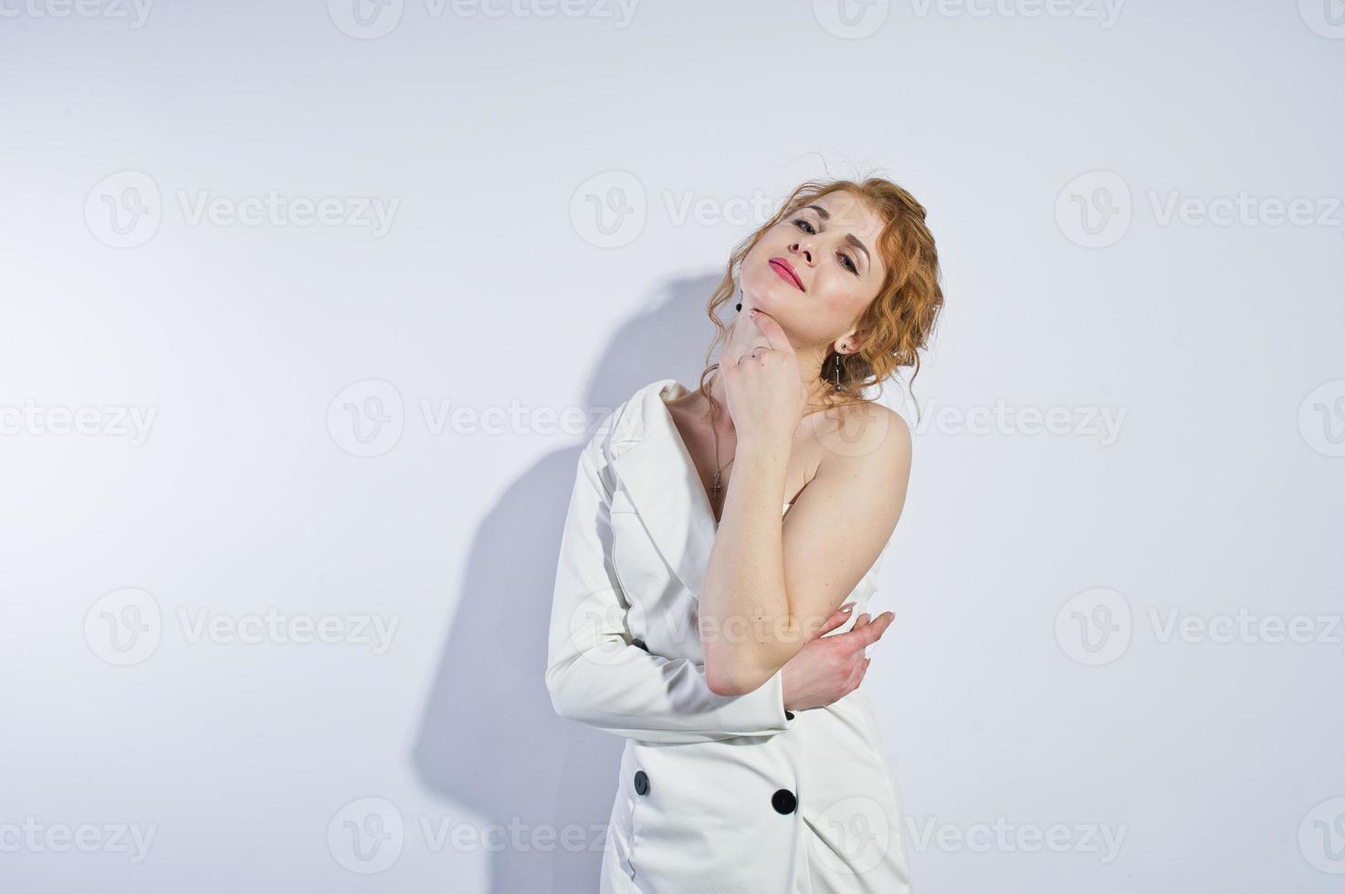 chica de pelo rizado aislada sobre fondo blanco de estudio. foto