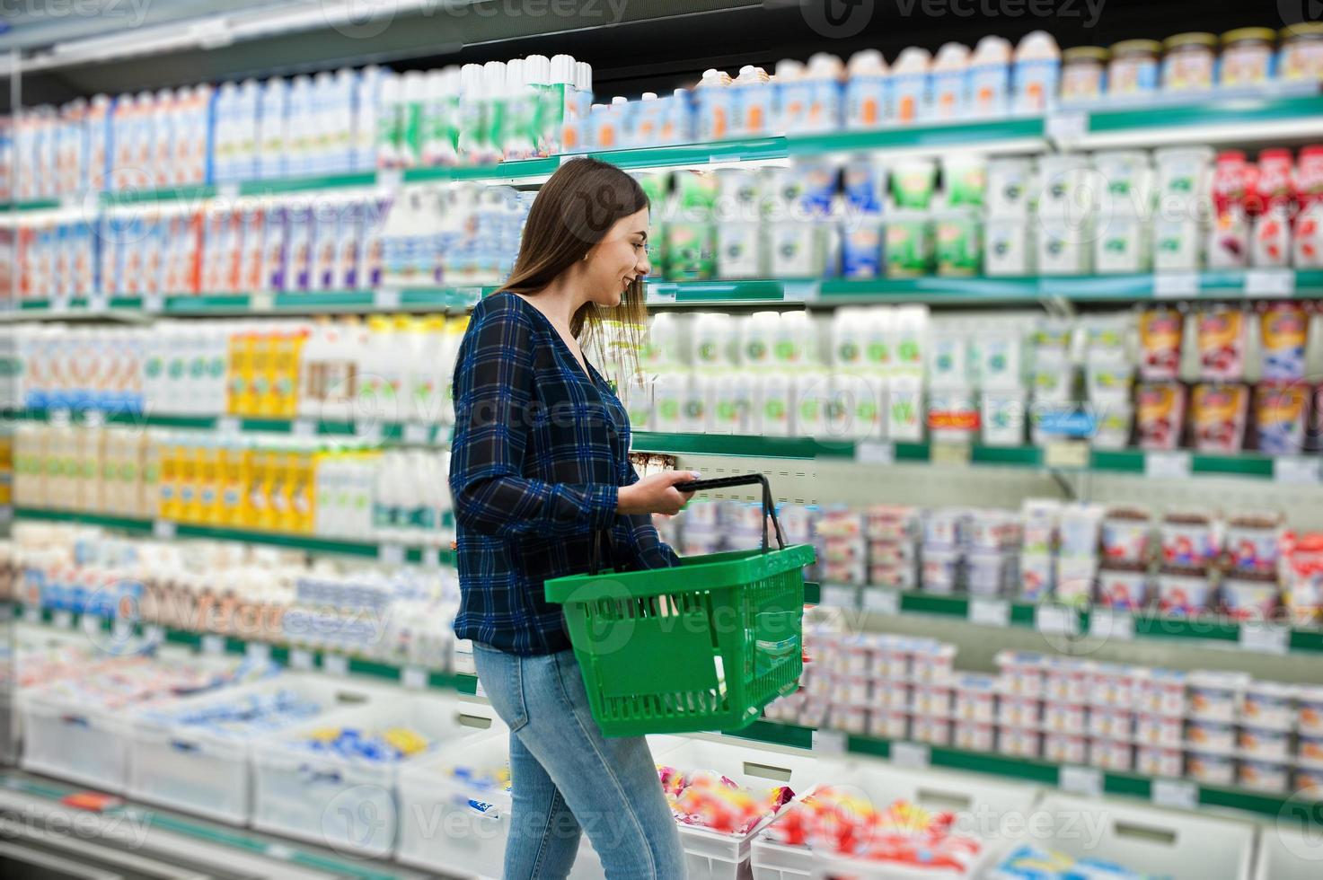 Вещи на полку. Женщина с консервами. Женщина на полке. Девочки на полках. Организация вещей в доме.