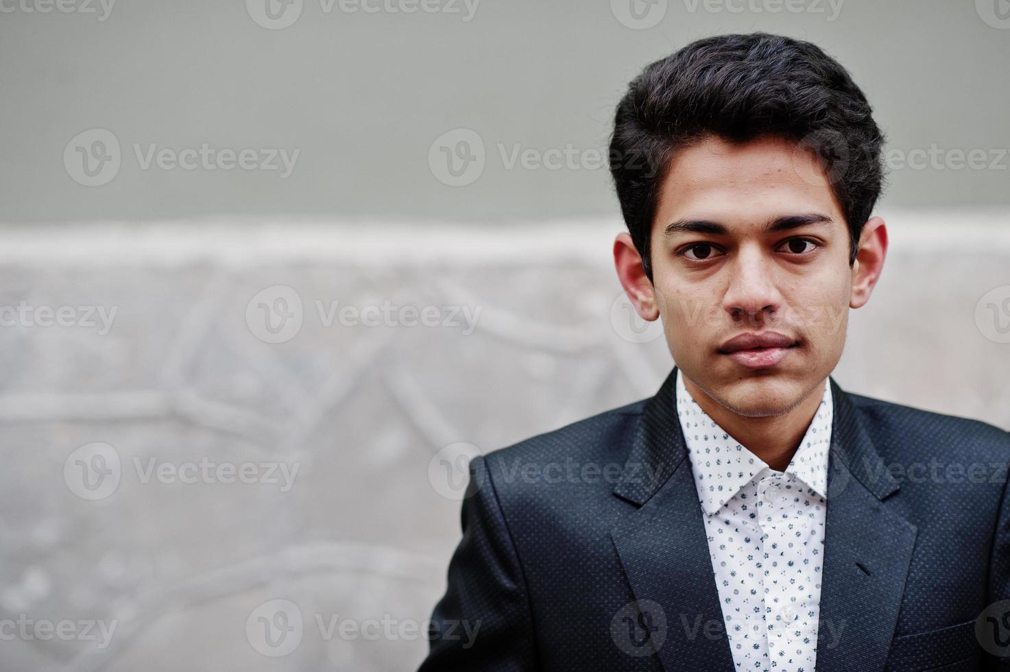 joven indio en traje planteado al aire libre. foto