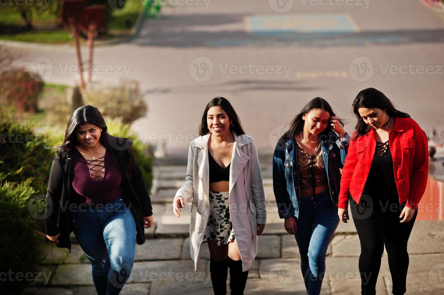 grupo de cuatro chicas latinas felices y bonitas de ecuador posaron en la calle. foto