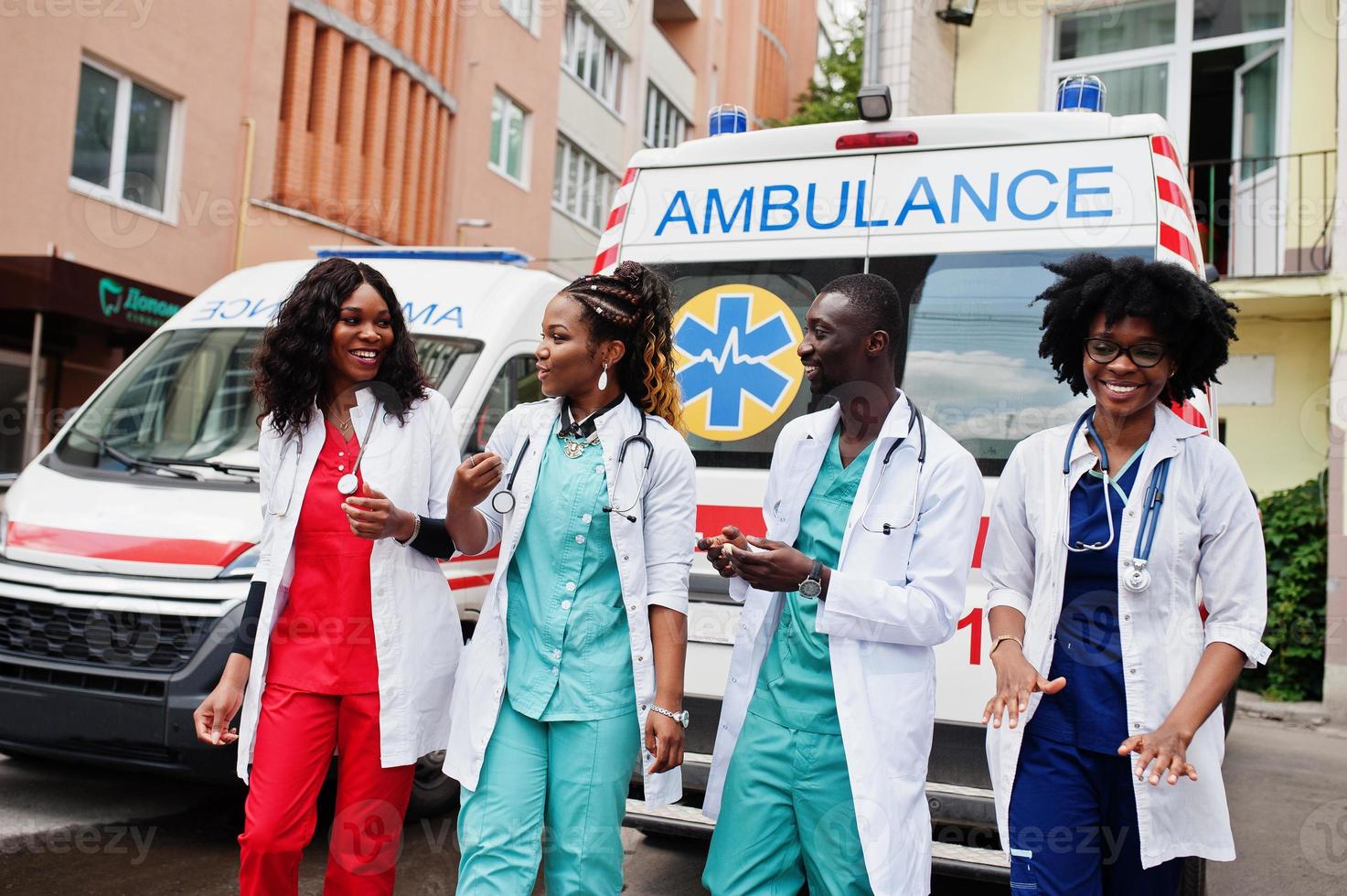 grupo de médicos africanos del equipo de emergencia de la ambulancia paramédica. foto