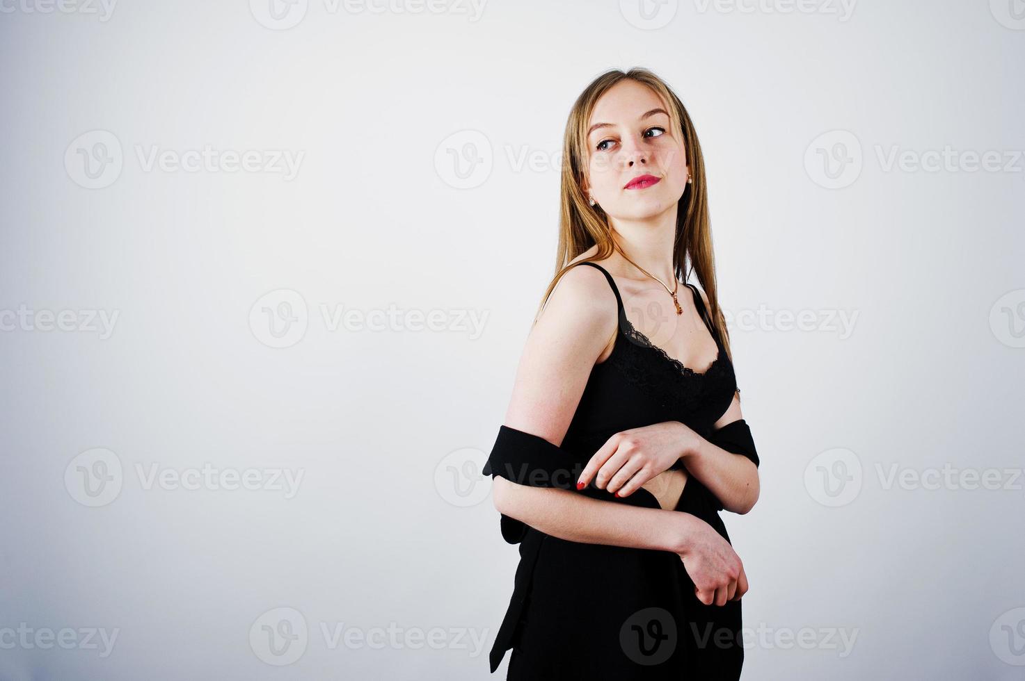 modelo de niña en ropa negra posada en el estudio sobre fondo blanco. foto