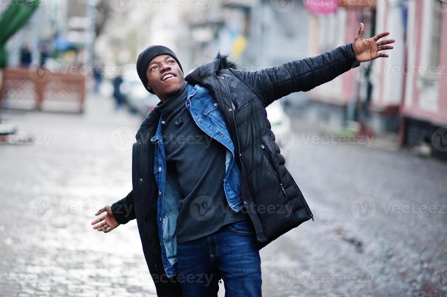 el hombre africano usa una chaqueta en clima frío al aire libre. foto
