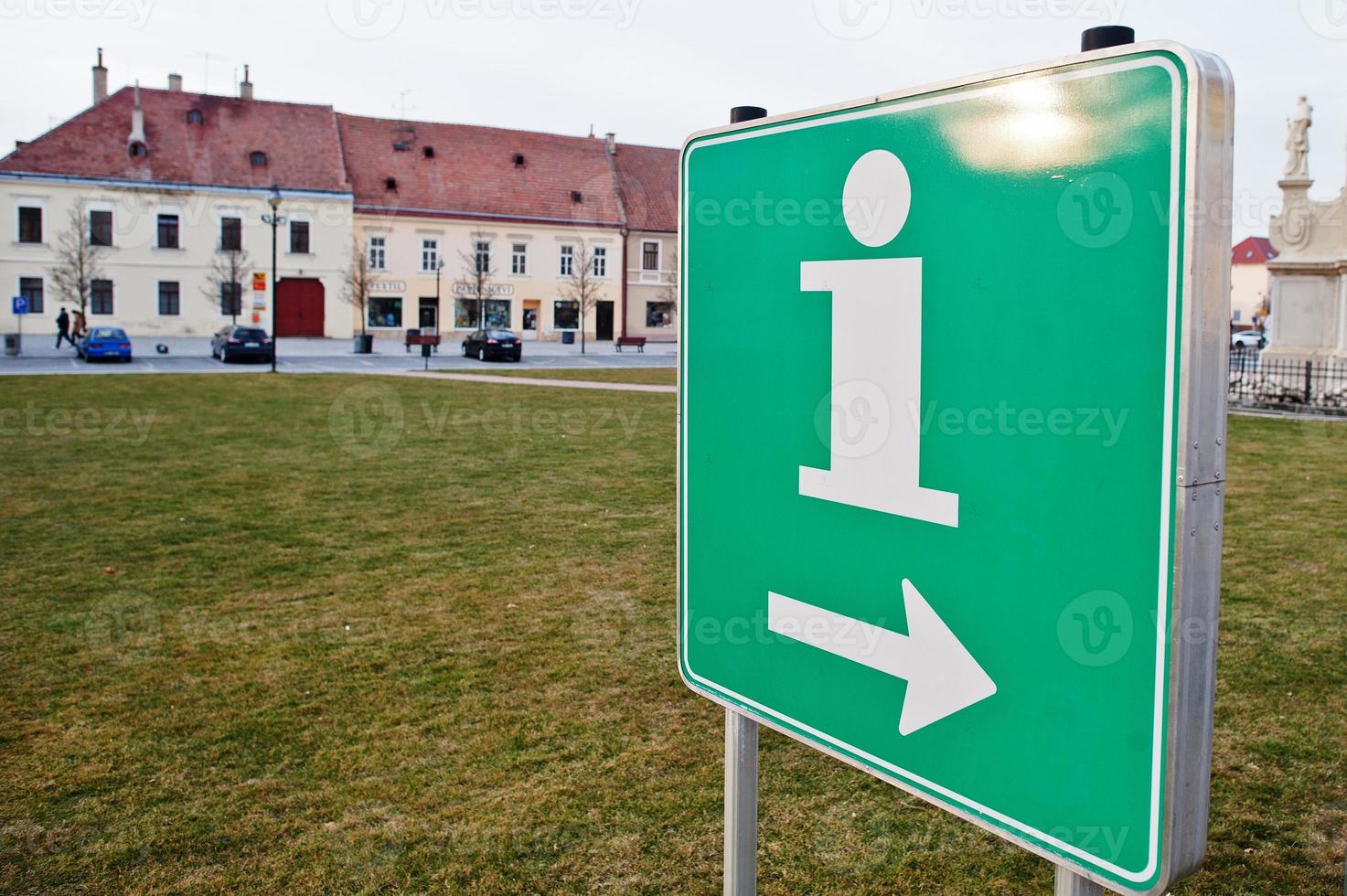 señal de información turística en la ciudad europea. foto