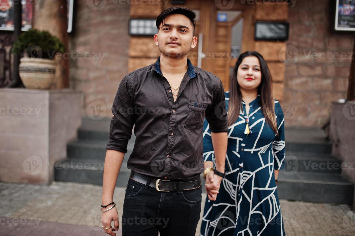 historia de amor de una pareja india posada al aire libre. foto