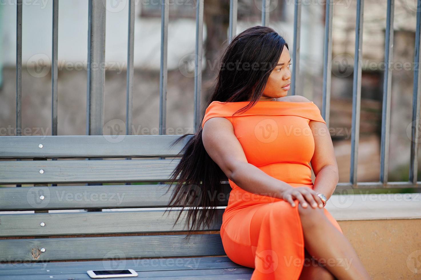 mujer afroamericana modelo xxl en vestido naranja. foto