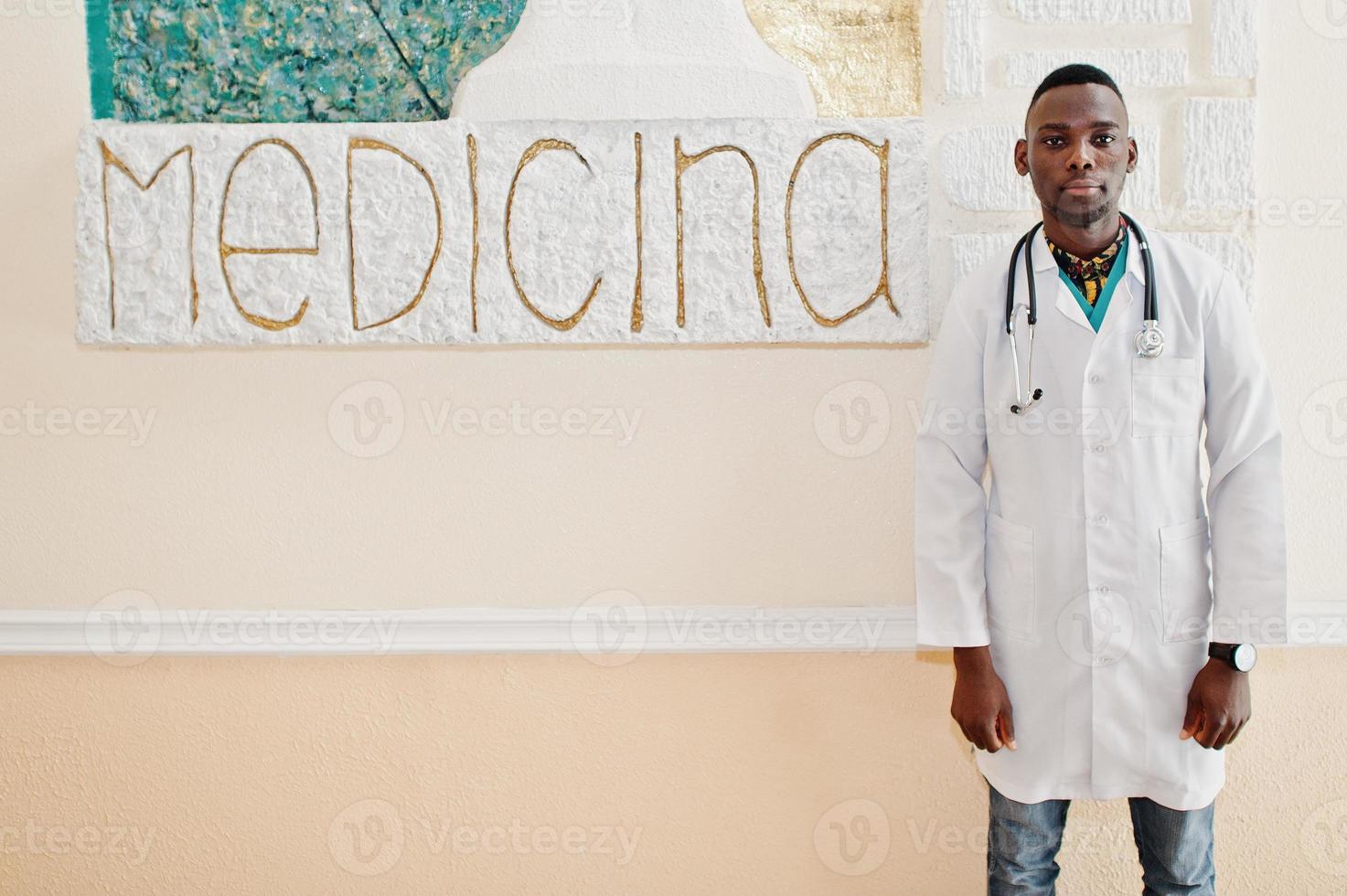 estudiante médico afroamericano en bata de laboratorio con estetoscopio dentro de la universidad médica. foto