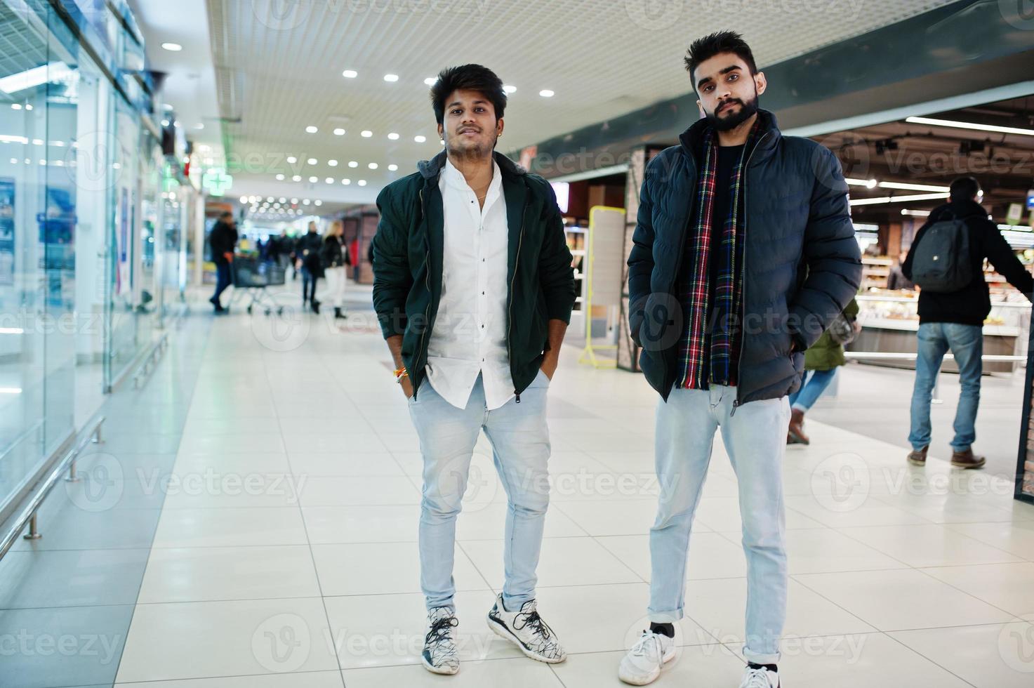 dos chicos indios de moda con camisa y chaqueta posaron en el centro comercial. hombre asiático de compras. foto