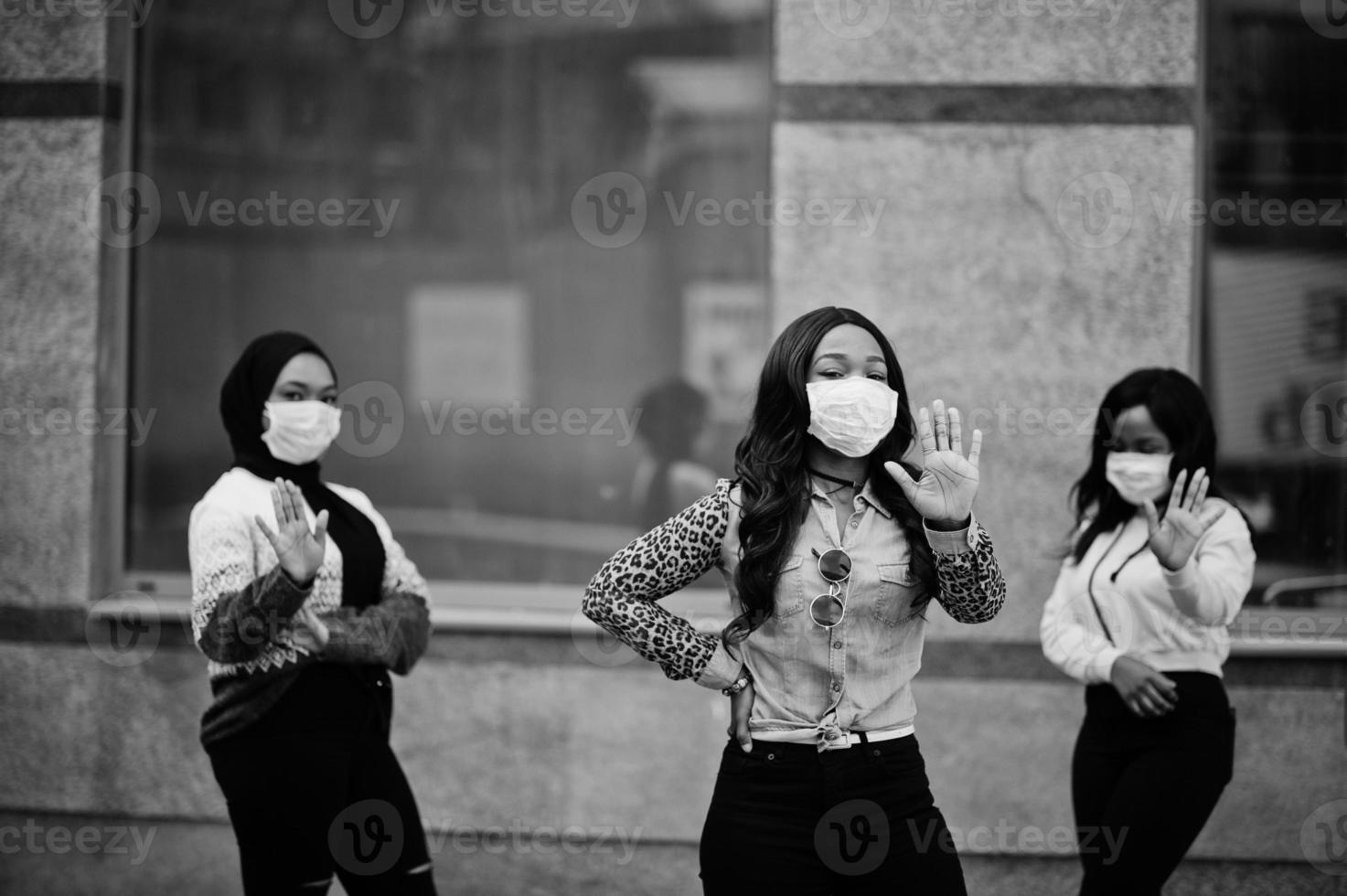 grupo de tres jóvenes voluntarios afroamericanos con mascarilla al aire libre. cuarentena de coronavirus y pandemia mundial. foto