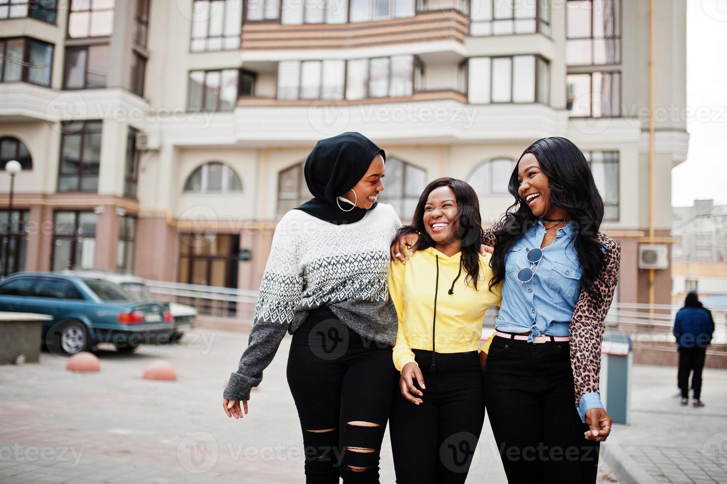 tres jóvenes amigas universitarias afroamericanas pasan tiempo juntas. foto