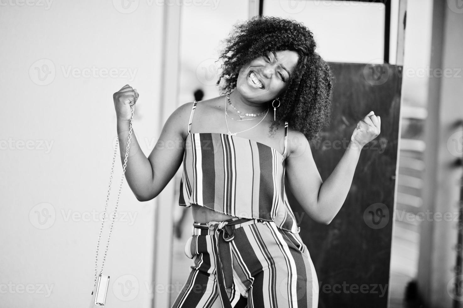 mujer afroamericana feliz y de moda foto