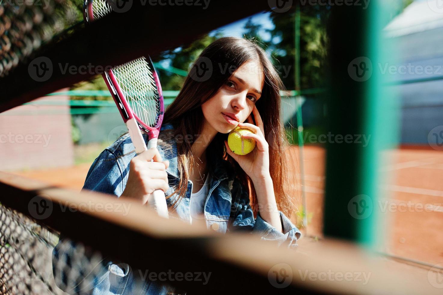 joven jugadora deportiva con raqueta de tenis en la cancha de tenis. foto