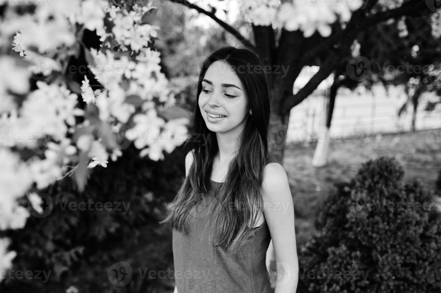 adolescente con vestido azul posó al aire libre en un día soleado. foto