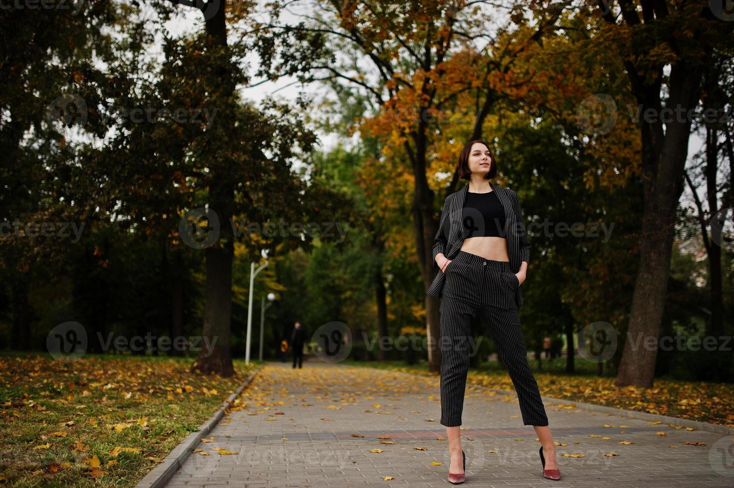 una mujer modelo hermosa y elegante, joven, de piernas largas y alta, con ropa  formal, posada en el fondo del otoño. 10498876 Foto de stock en Vecteezy