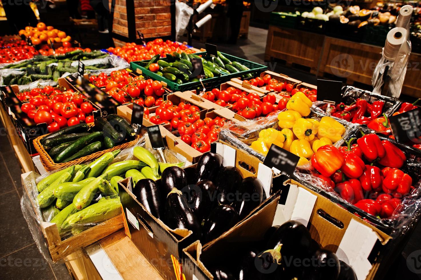 varias verduras en cajas en el supermercado. foto