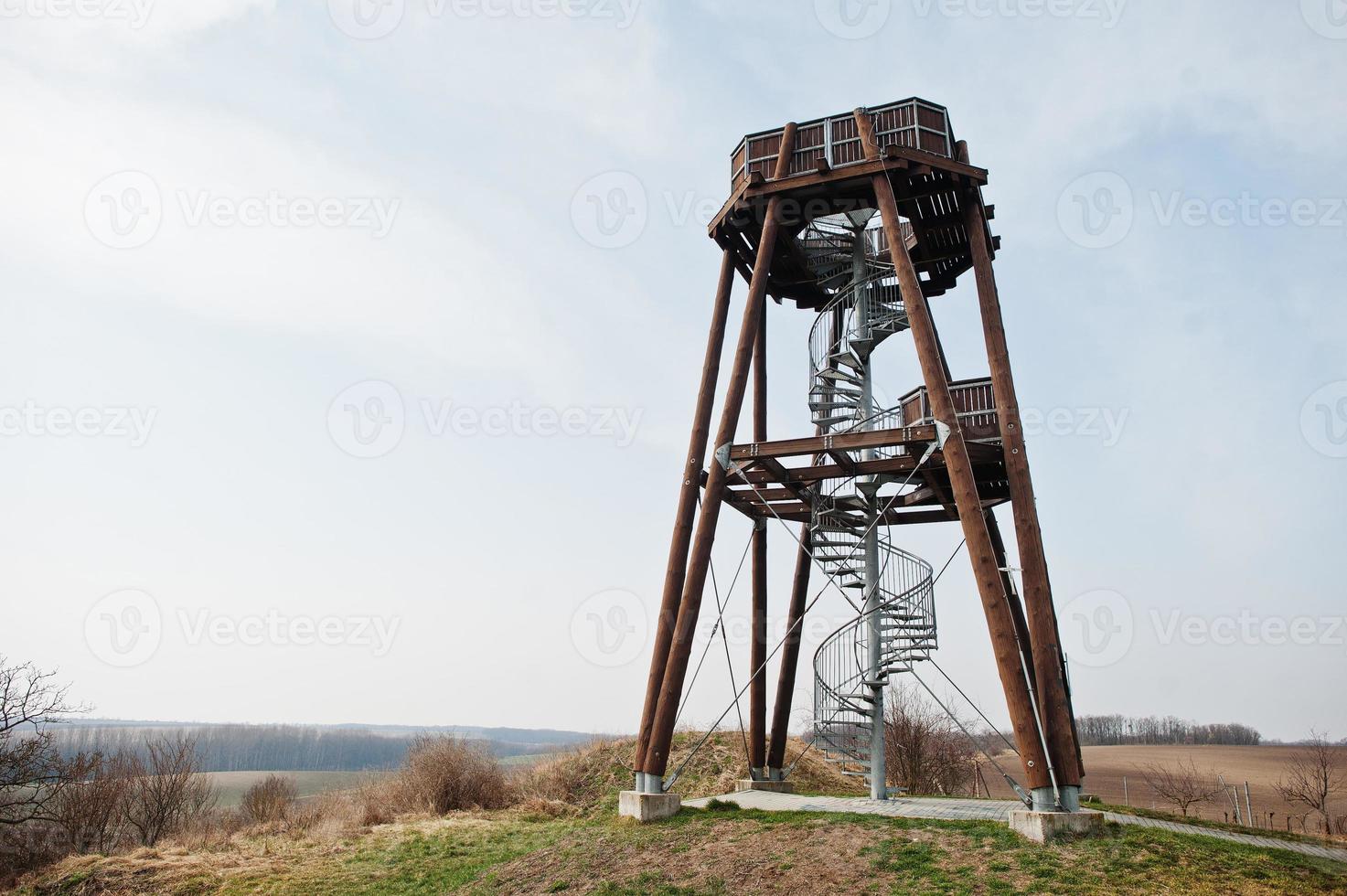 torre de vigilancia o torre de observación en drnholec, república checa. foto