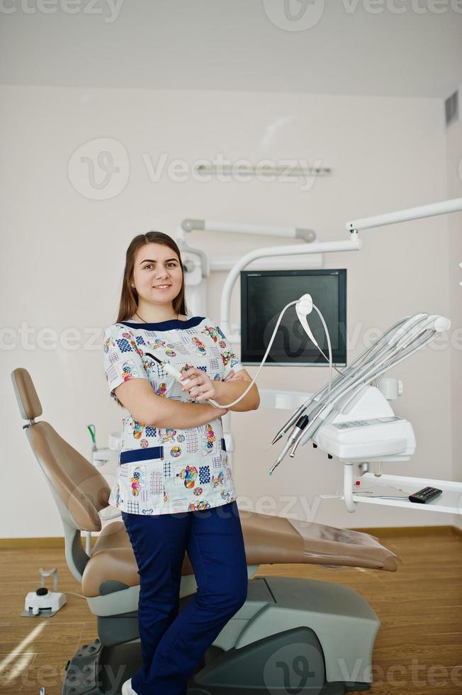 retrato de una bebé dentista en su consultorio dental. foto