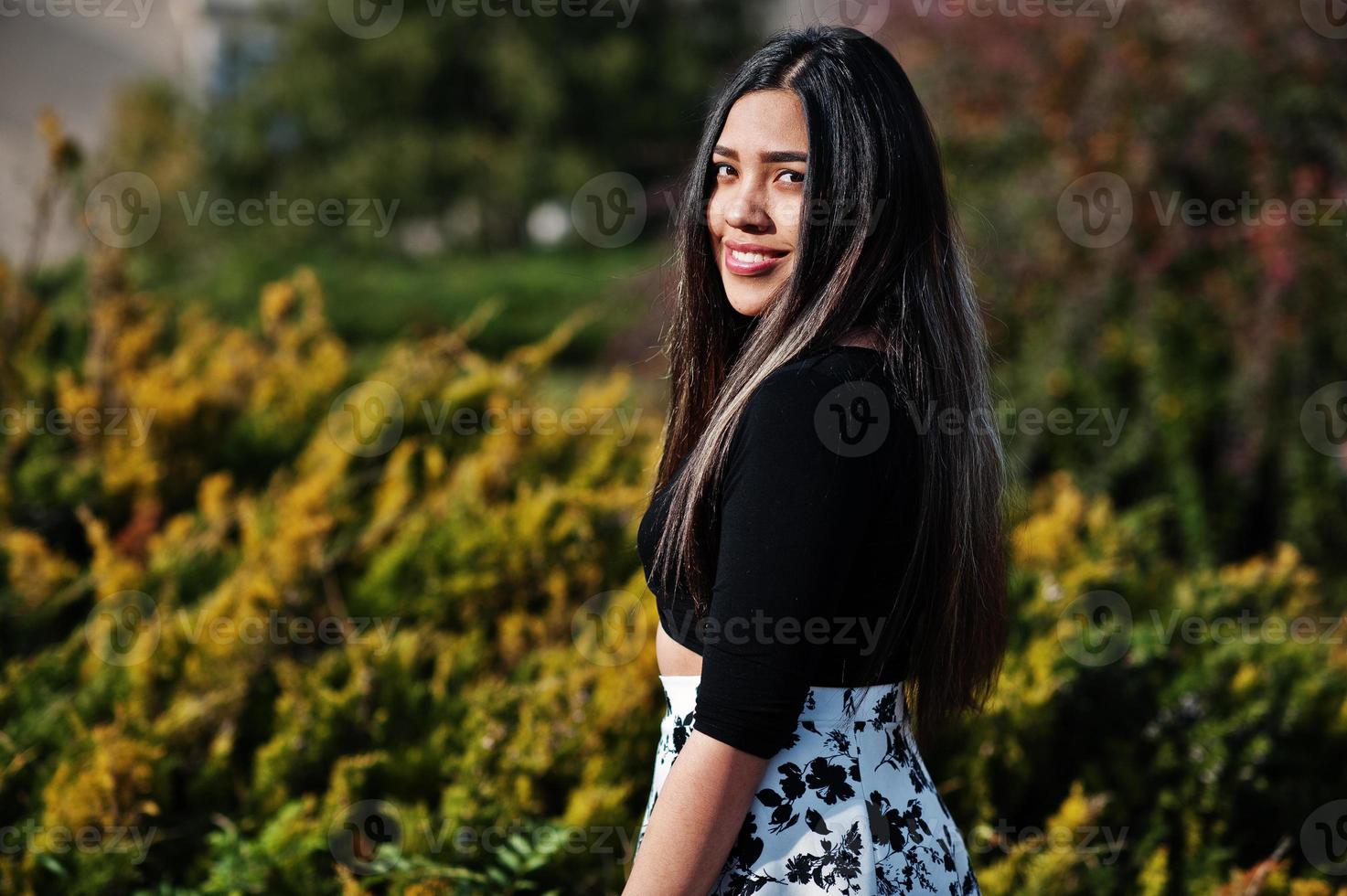 bonita chica modelo latina de ecuador usa tops negros y falda en la calle. foto