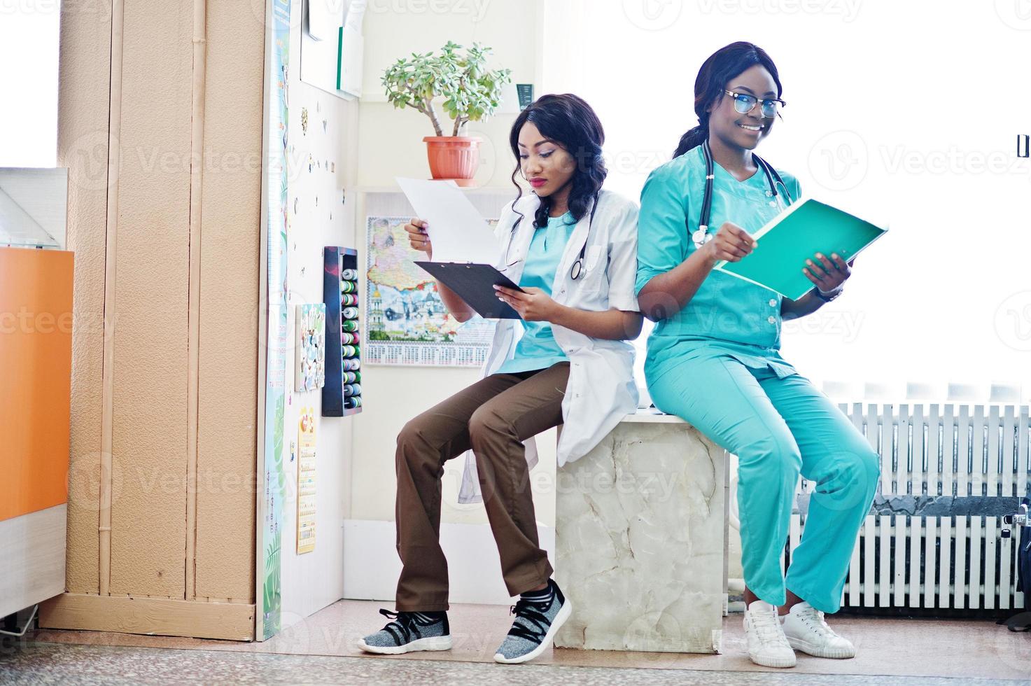 dos farmacéuticos afroamericanos que trabajan en farmacia en la farmacia del hospital. salud africana. foto