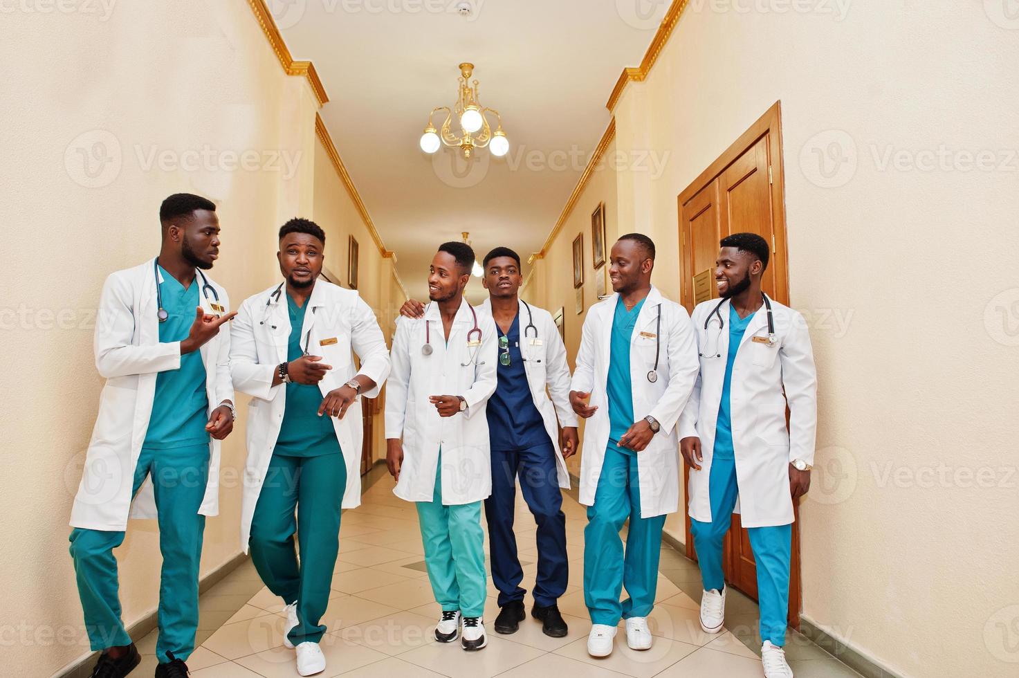 grupo de estudiantes de medicina masculinos africanos en la universidad. foto