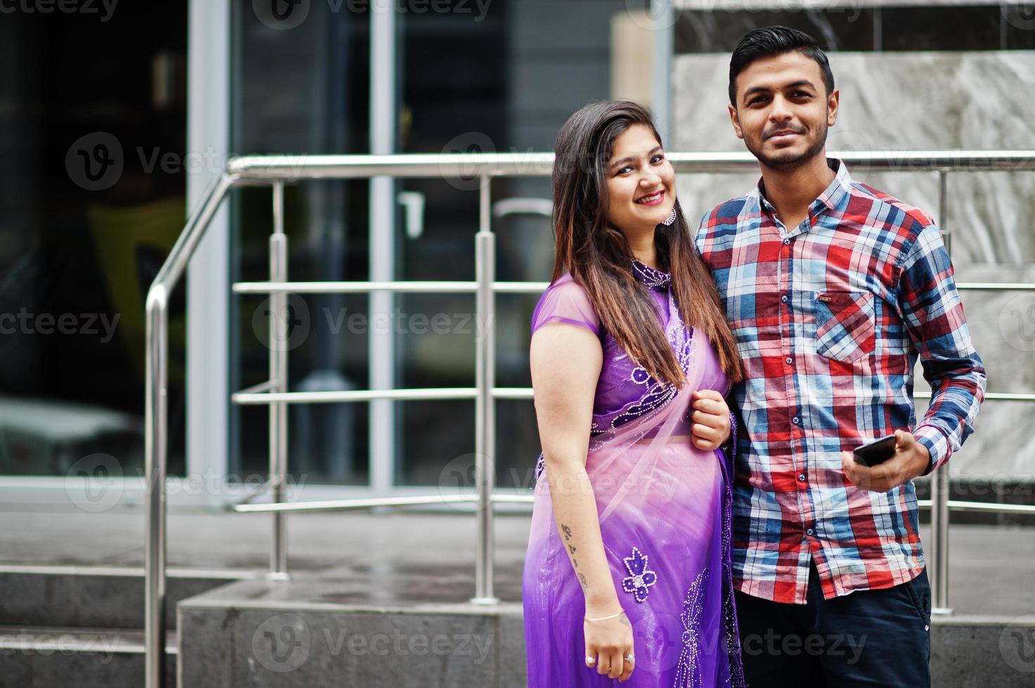 elegante pareja hindú india posó en la calle. foto