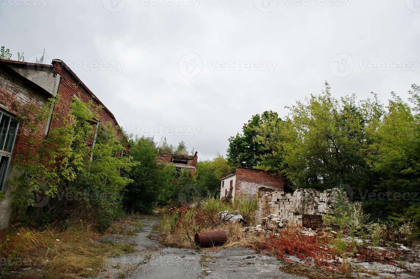 exterior industrial de una antigua fábrica abandonada. foto