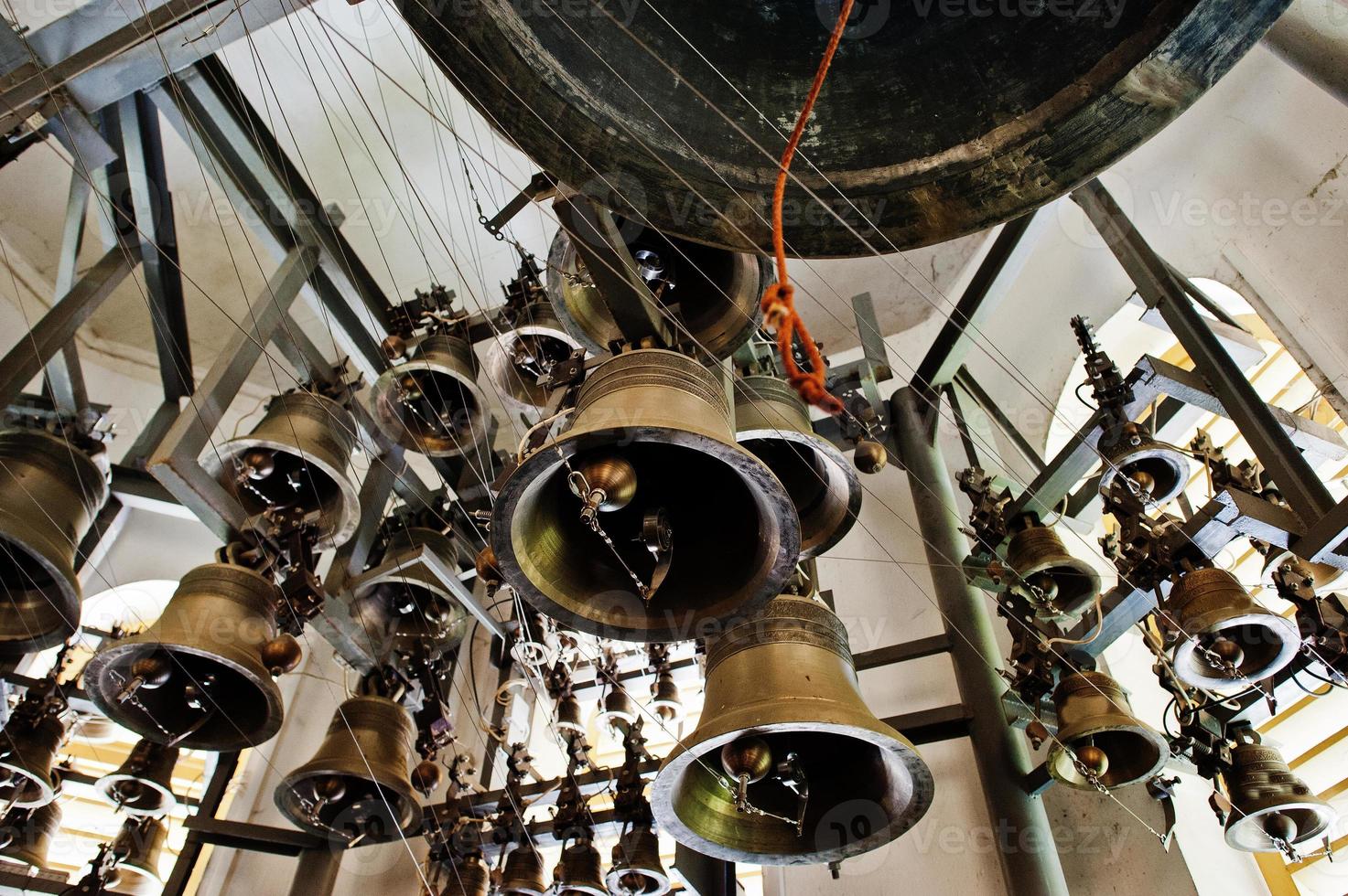 vista cercana de las campanas de la iglesia ortodoxa de metal en la torre. foto