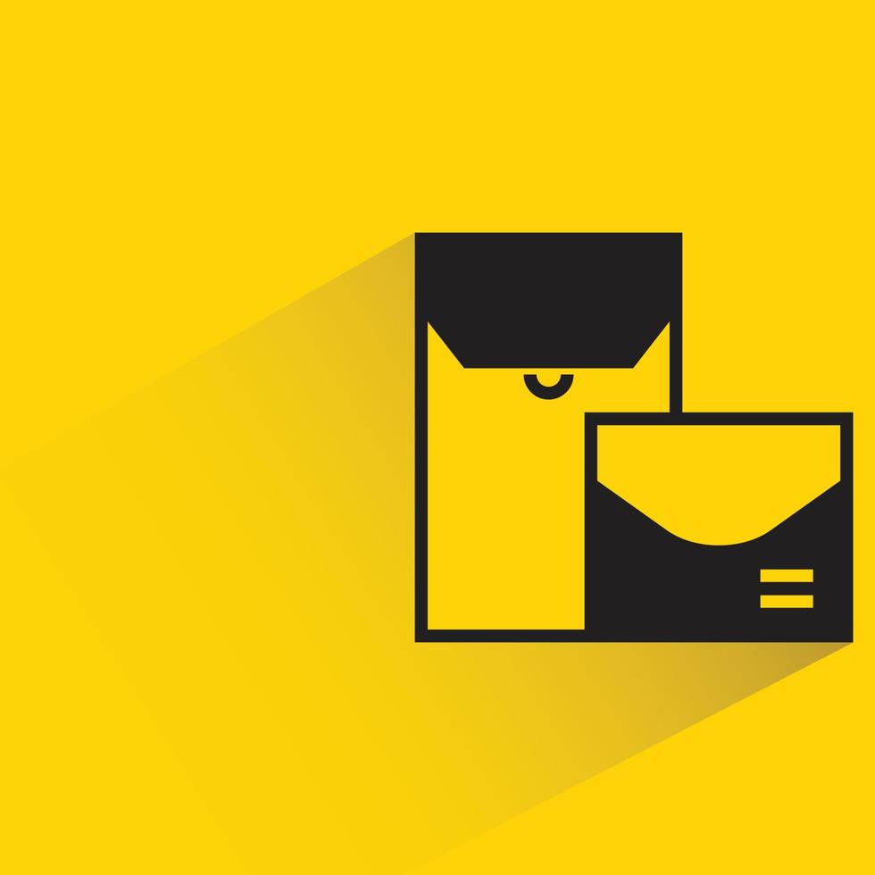 icono de correo y sobre fondo amarillo vector