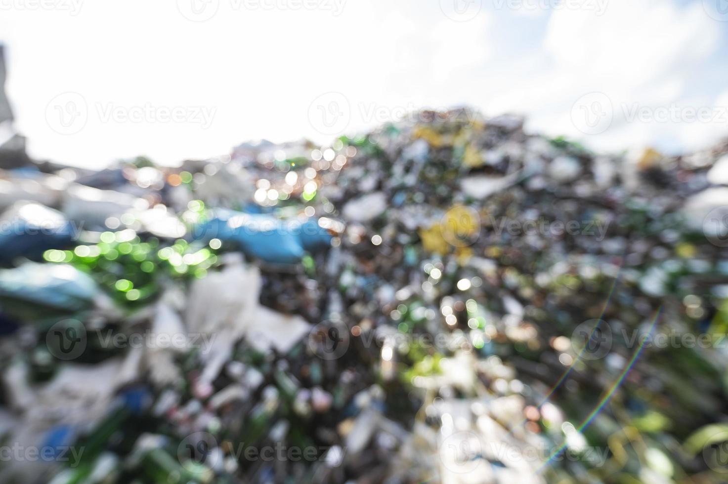 imagen borrosa de la pila de basura que cubre el ecosistema de bosques y campos tóxicos para el suelo y el agua foto