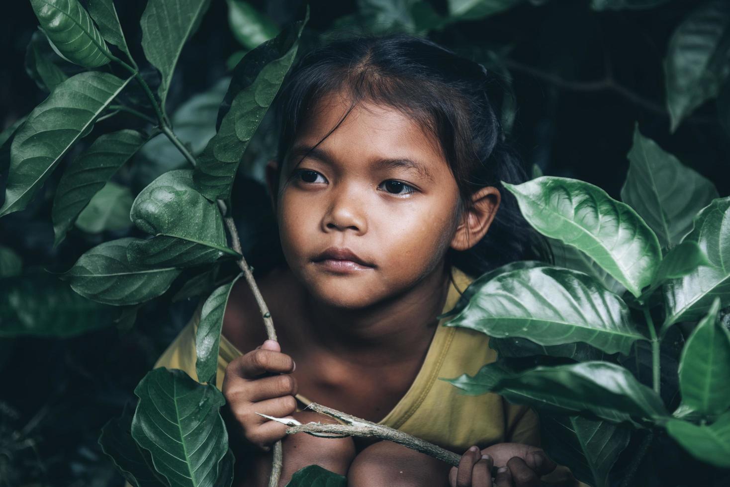 una niña pobre tailandesa de 8 años es encantadora en un barrio sin hogar. foto