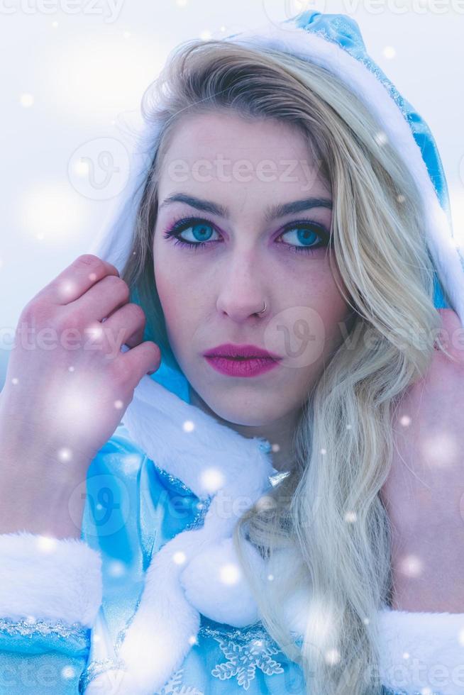 hermosa mujer rubia sosteniendo la capucha de la chaqueta foto