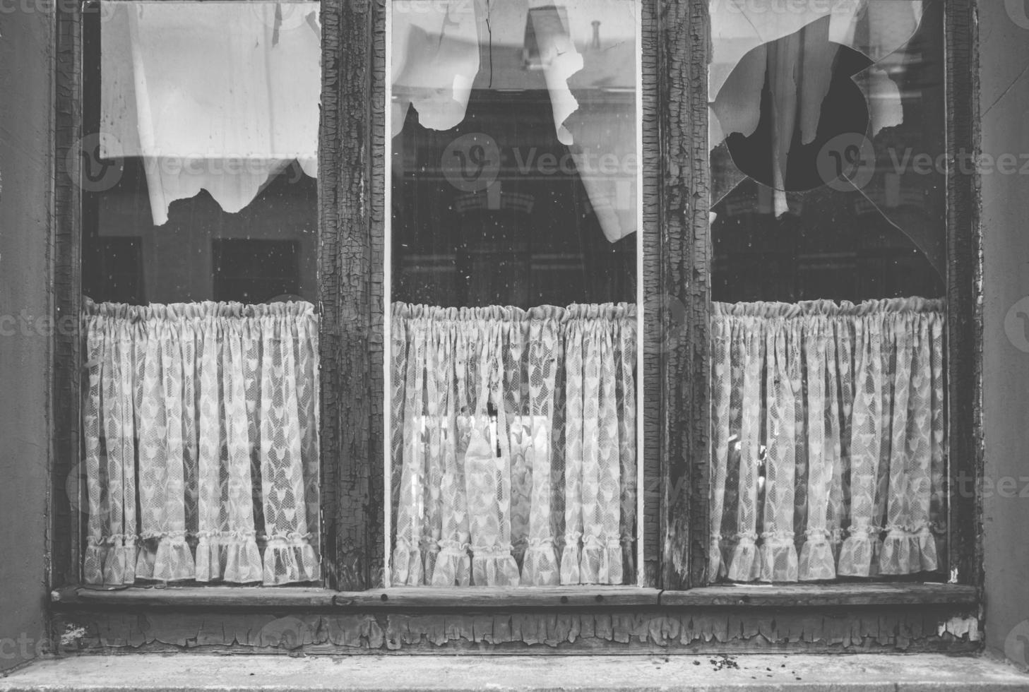 antigua ventana de madera con cortinas foto