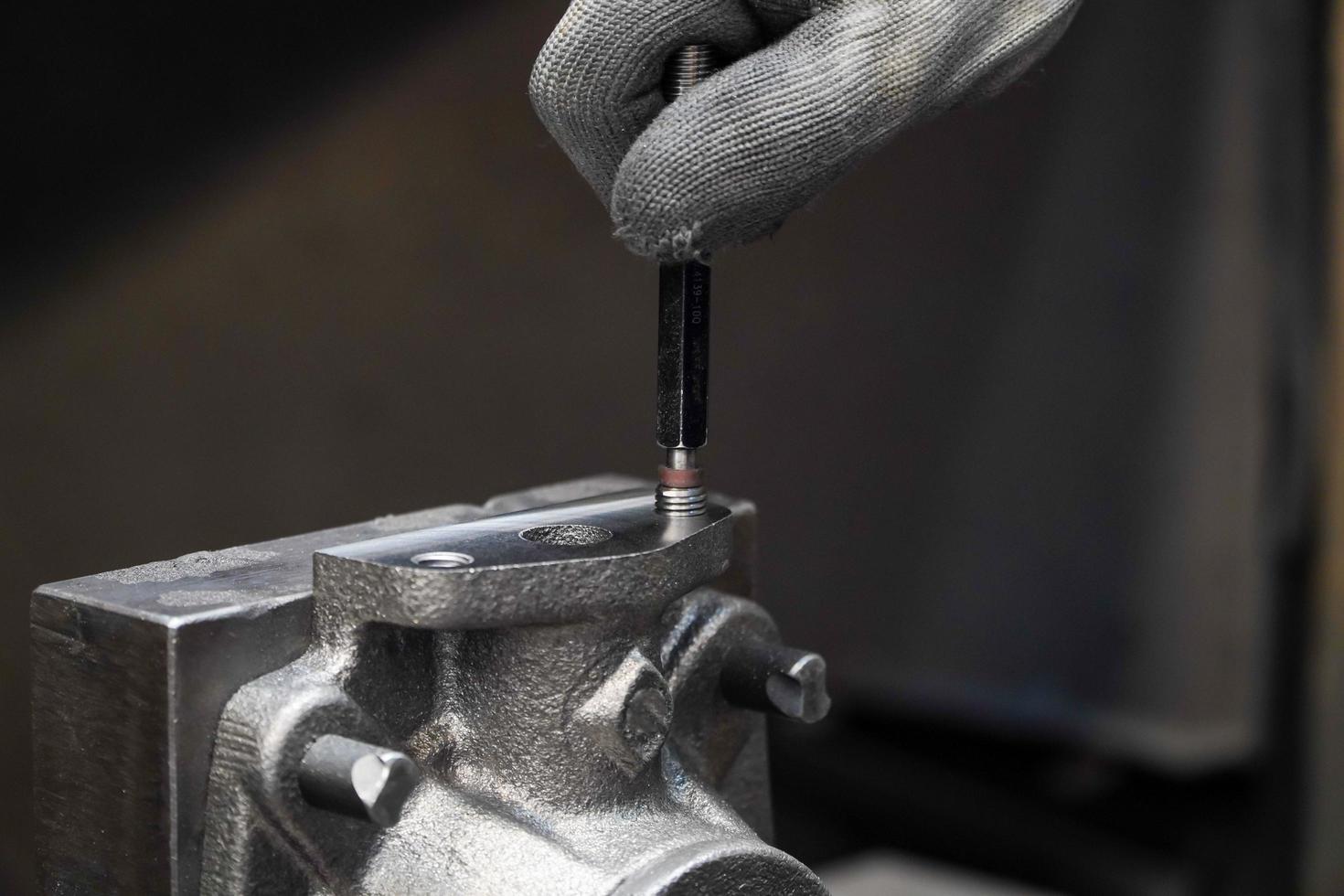 Inspección mecánica de piezas de trabajo de calibre de enchufe de rosca industrial, concepto industrial foto