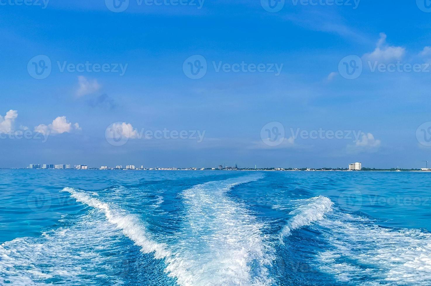 viaje en barco cancun mexico a isla mujeres contoy tiburon ballena. foto