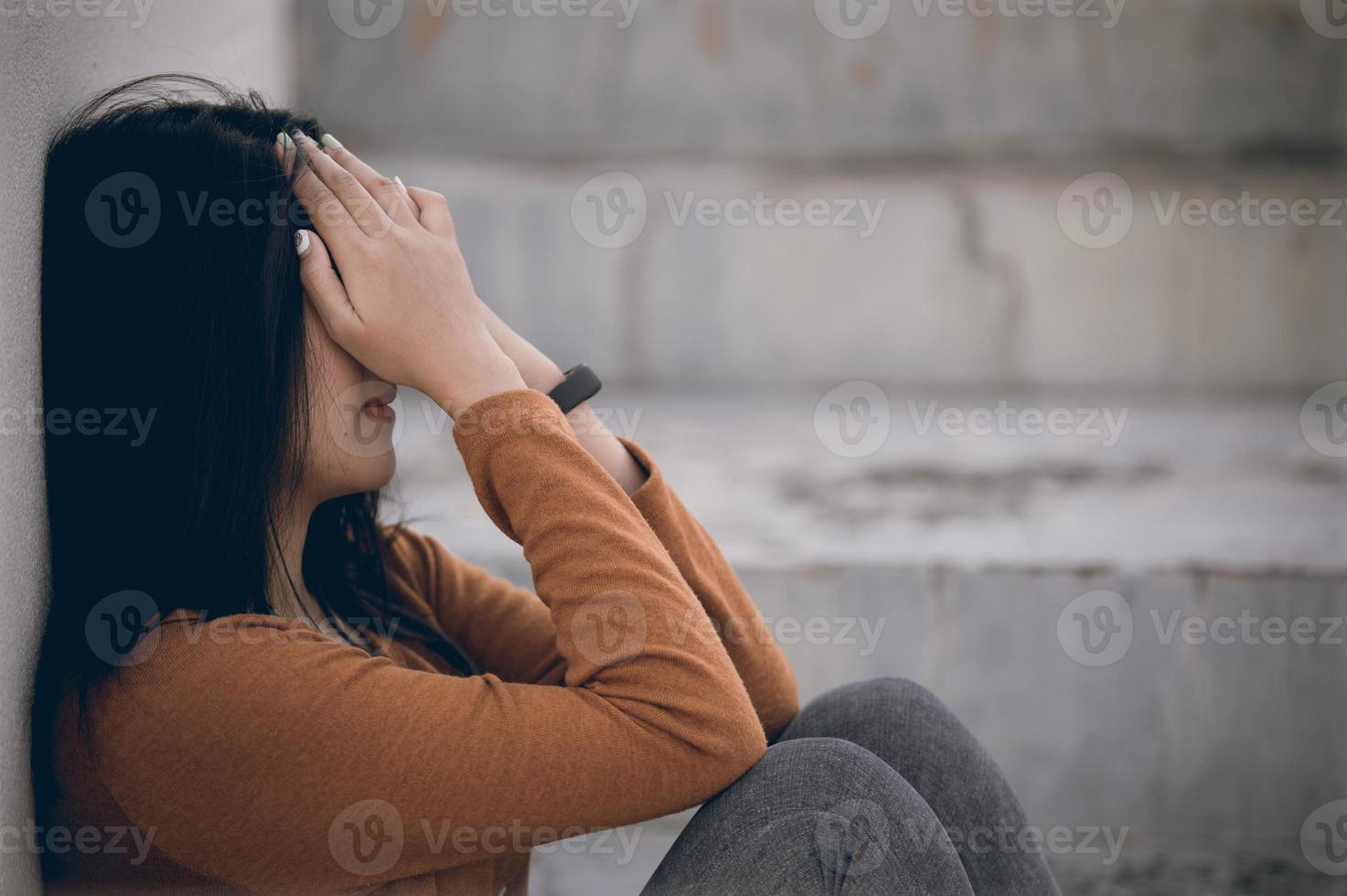 hermosa chica asiática se siente sola en el bosque, concepto de mujer triste, gente de Tailandia, señora tristeza por el amor de su novio, se siente con el corazón roto foto