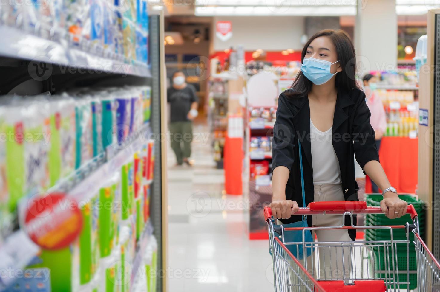 hermosa mujer asiática comprando con bolsas de compras en grandes almacenes, la gente de Tailandia compra en el centro comercial, estilo de vida de la chica moderna, concepto de mujer feliz foto