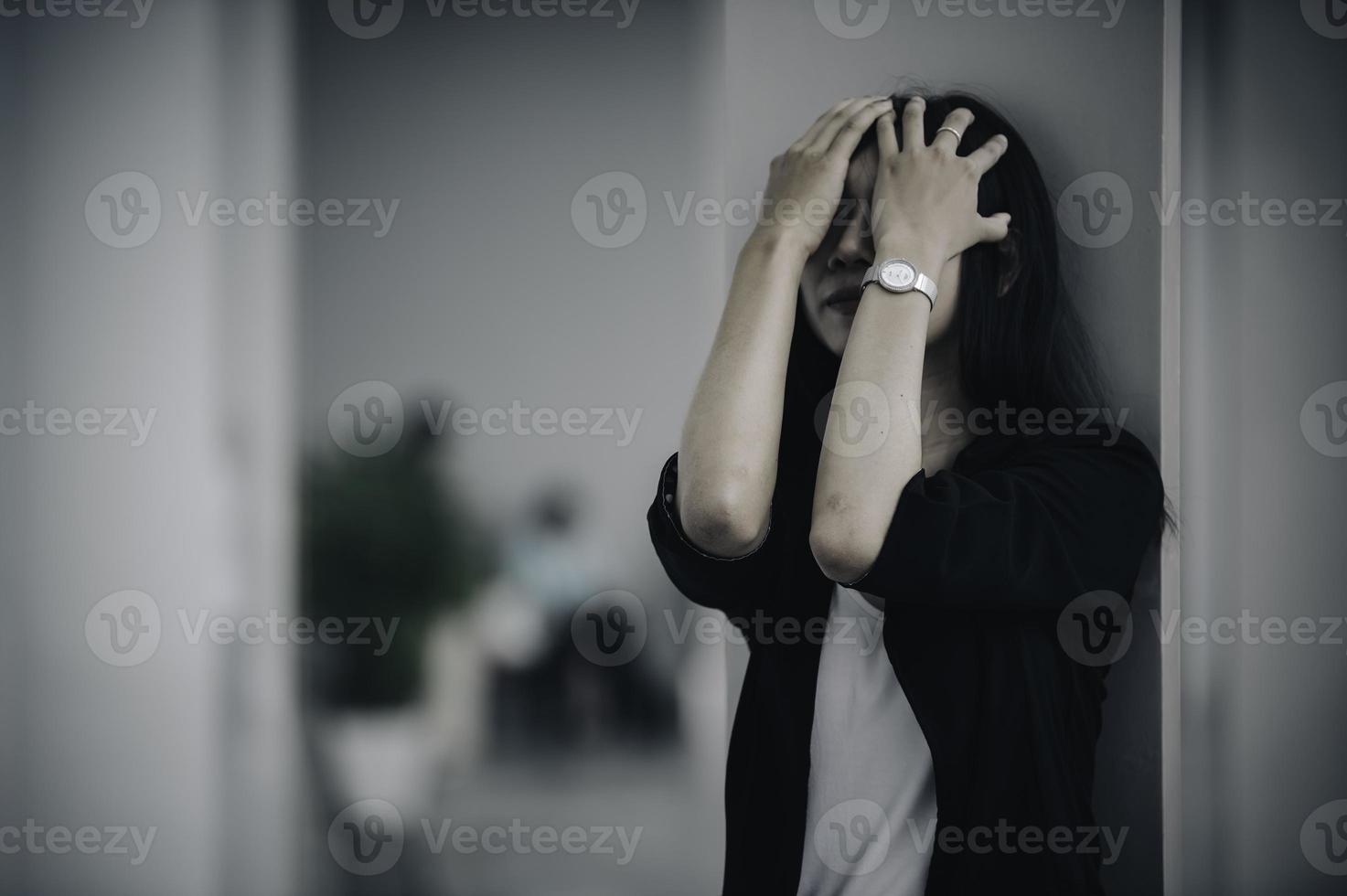 hermosa chica asiática se siente sola en el bosque, concepto de mujer triste, gente de Tailandia, señora tristeza por el amor de su novio, se siente con el corazón roto foto