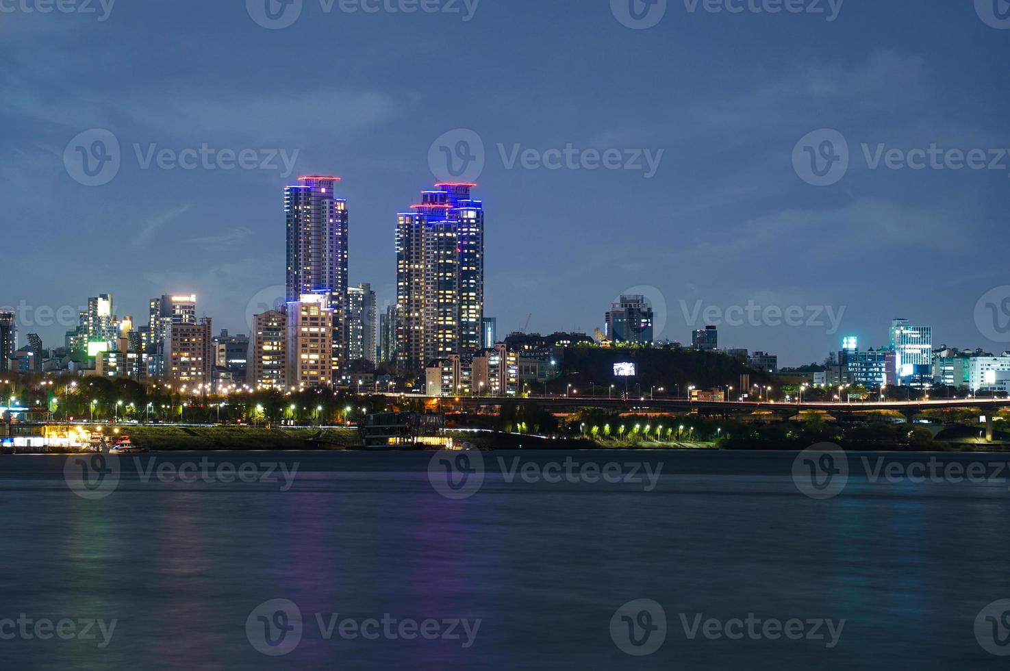 vista nocturna del río han en seúl foto